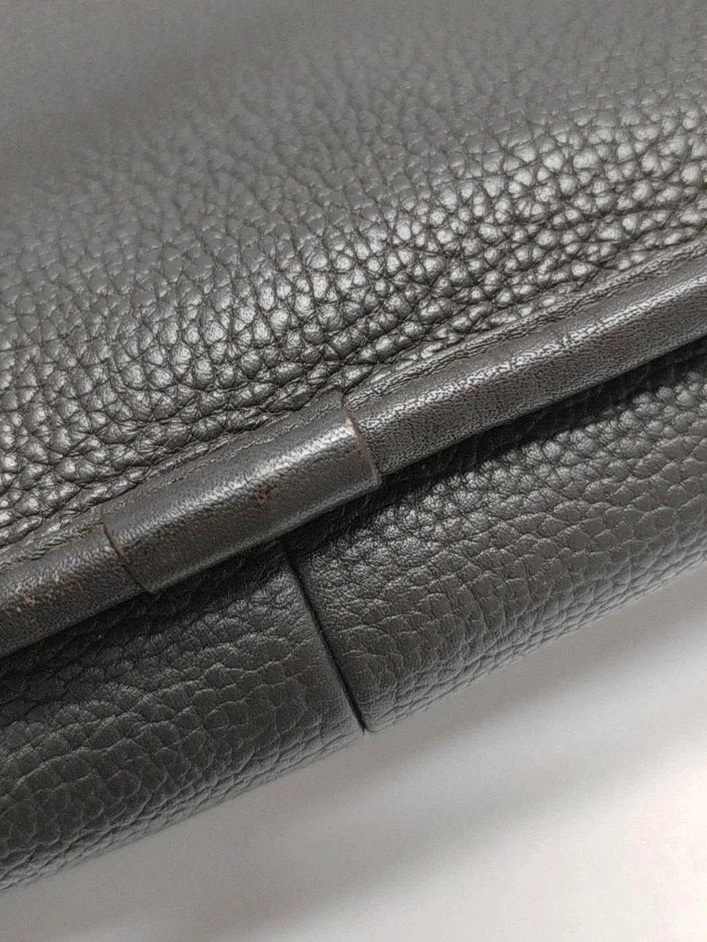Loewe sleek pebbled